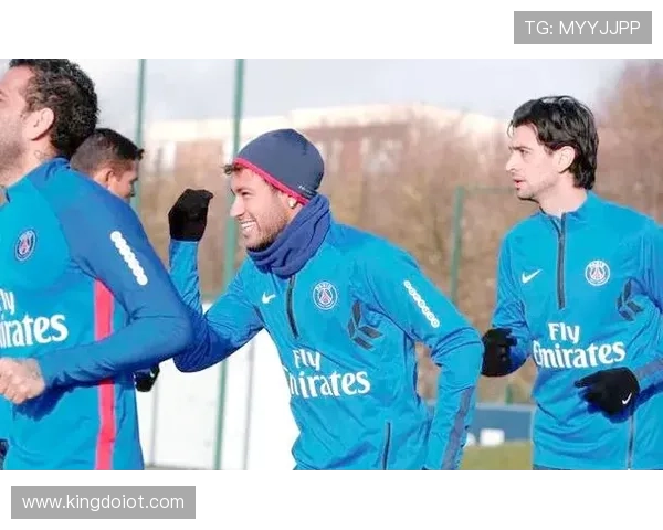 从绿茵场到银幕上足球明星的华丽转身与人生新篇