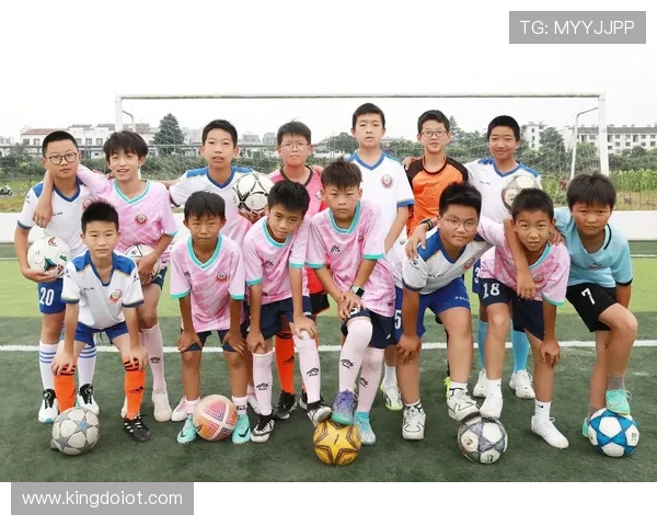 不被认可却依然闪耀的足球明星们的奋斗与坚持